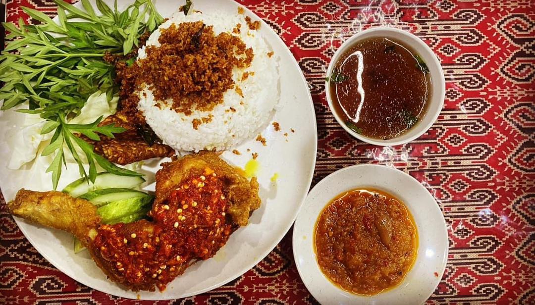 AYAM PENYET YAQ KICHEN